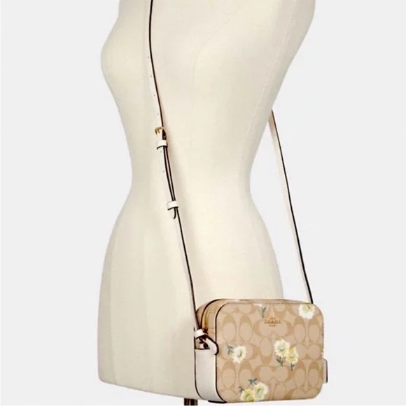 Coach Set Camera Bag & Wristlet!! NWT signature pattern with daisy accents! - Picture 4 of 15